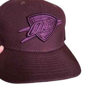 NBA OKC Thunder Fitted 7 1/8 Ball Cap New Era 59FIFTY in Monochrome Maroon